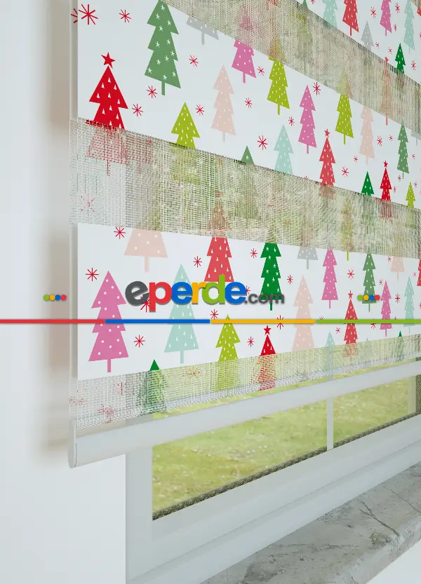 Bebek Odası - Kırmızı Yeşil Çam Ağacı Desenli Baskılı Zebra Perde